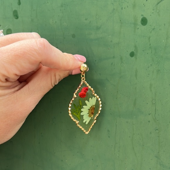 Handmade Real Pressed Dried Flower Botanical Resin
Earrings - Picture 9 of 14